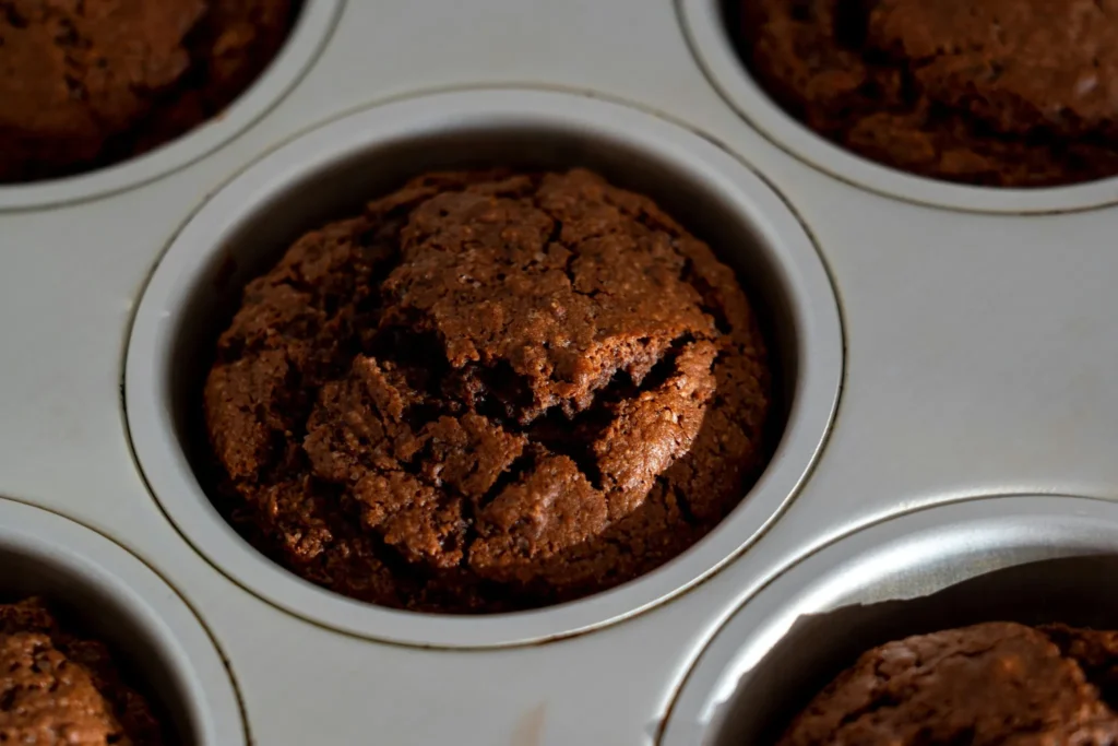Chocolade muffins uit de airfryer vers gebakken in muffinvorm