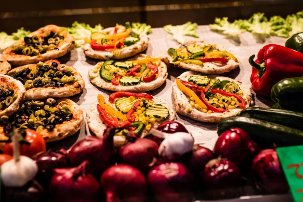 Mini pizza’s uit de airfryer met verse groenten zoals paprika en courgette