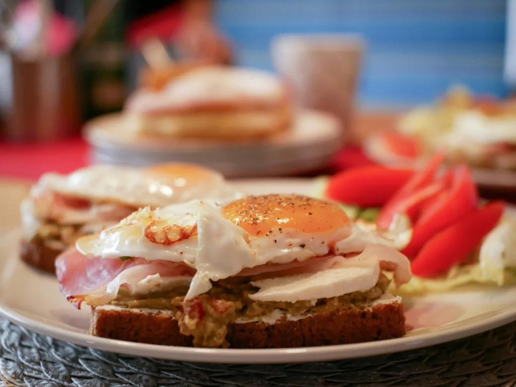 Ontbijt broodje met ei en ham uit de airfryer snel en makkelijk recept
