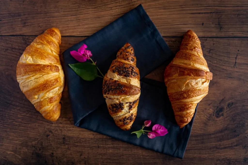 Verse croissants voor ontbijt krokant en luchtig gebakken