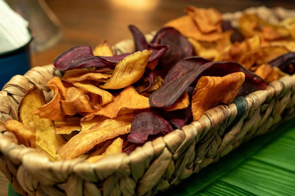 Gezonde groentechips uit de airfryer als snack voor studenten